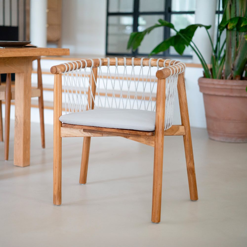 chaise de jardin yago en bois de teck et tissu gris clair