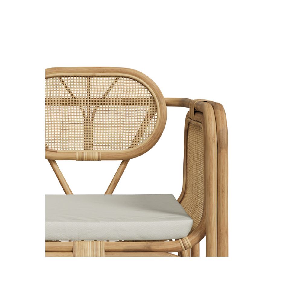 fauteuil en rotin naturel et coussin blanc navahino